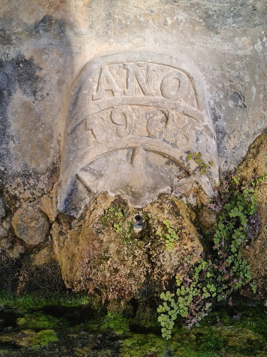 Steinernes Wasserbecken im Lavadero - Nordspanien-Winterreise
