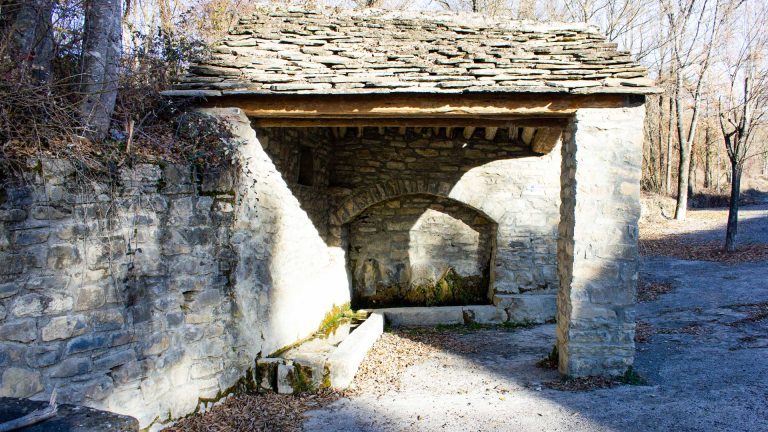 Historischer Lavadero an der Landstraße nach Lleida - Nordspanien Winterreise