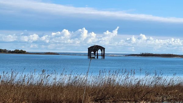 Wohnmobil Reisen 2022 - Blick auf die ruhige Landschaft im Po-Delta in Norditalien mit weiten Wasserflächen und flacher Flusslandschaft