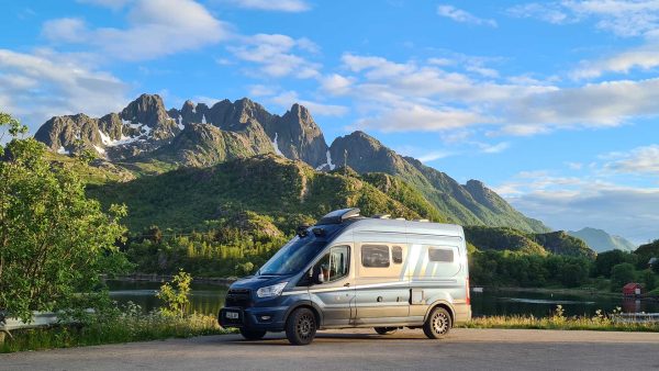 Wohnmobil Reisen - Stellplatz auf den Lofoten in Norwegen unter der Mitternachtssonne am Meer