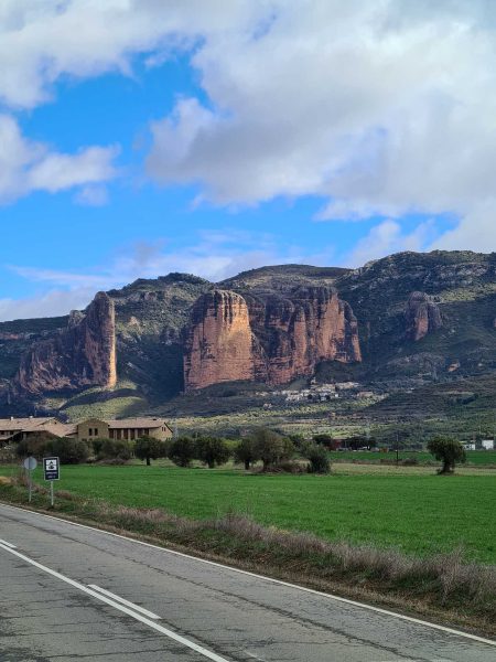Blick auf den Ort Riglos von der Straße aus – Wohnmobil-Rundreise Spanien