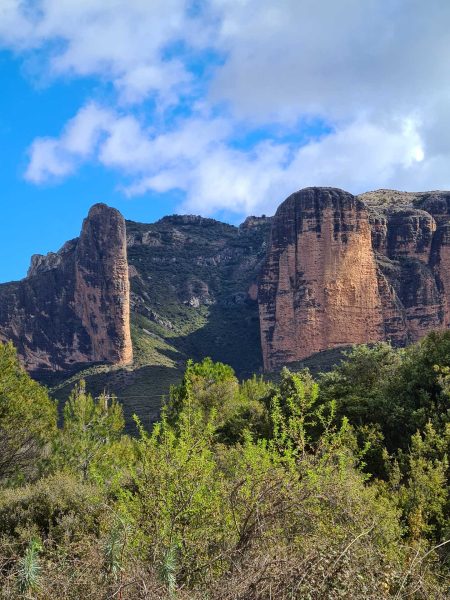 Rote Felsen von Riglos aus der Nähe – Wohnmobil-Rundreise Spanien