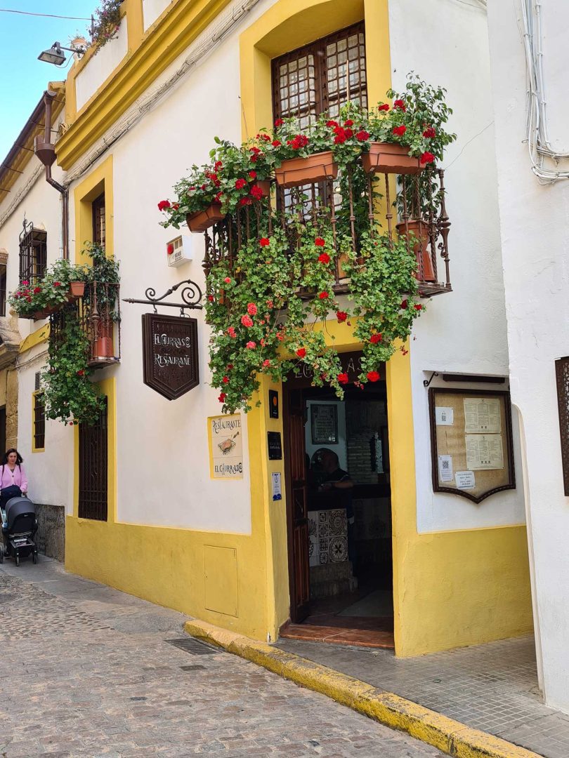Gelb-weiß gestrichenes Haus mit Restaurant – Wohnmobil-Rundreise Spanien