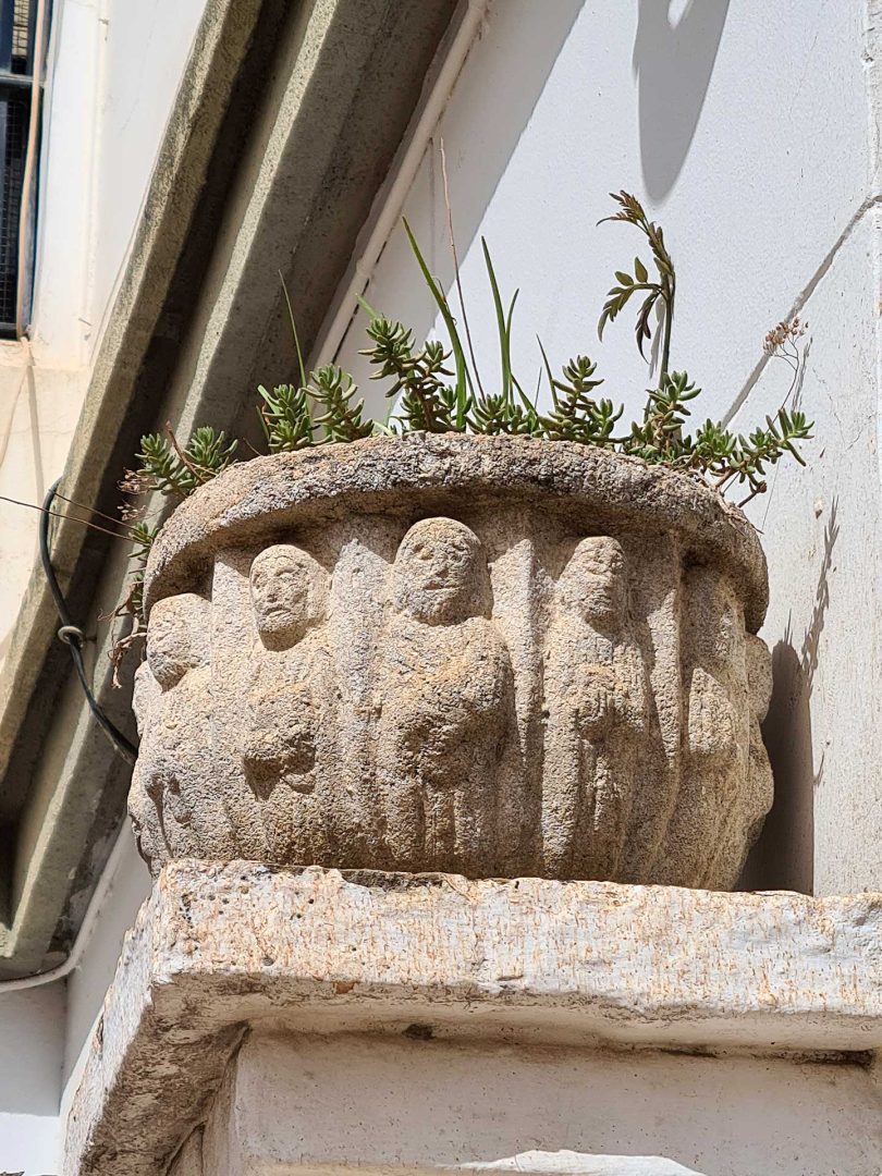 Granit-Blumentopf mit Figuren verziert – Wohnmobil-Rundreise Spanien