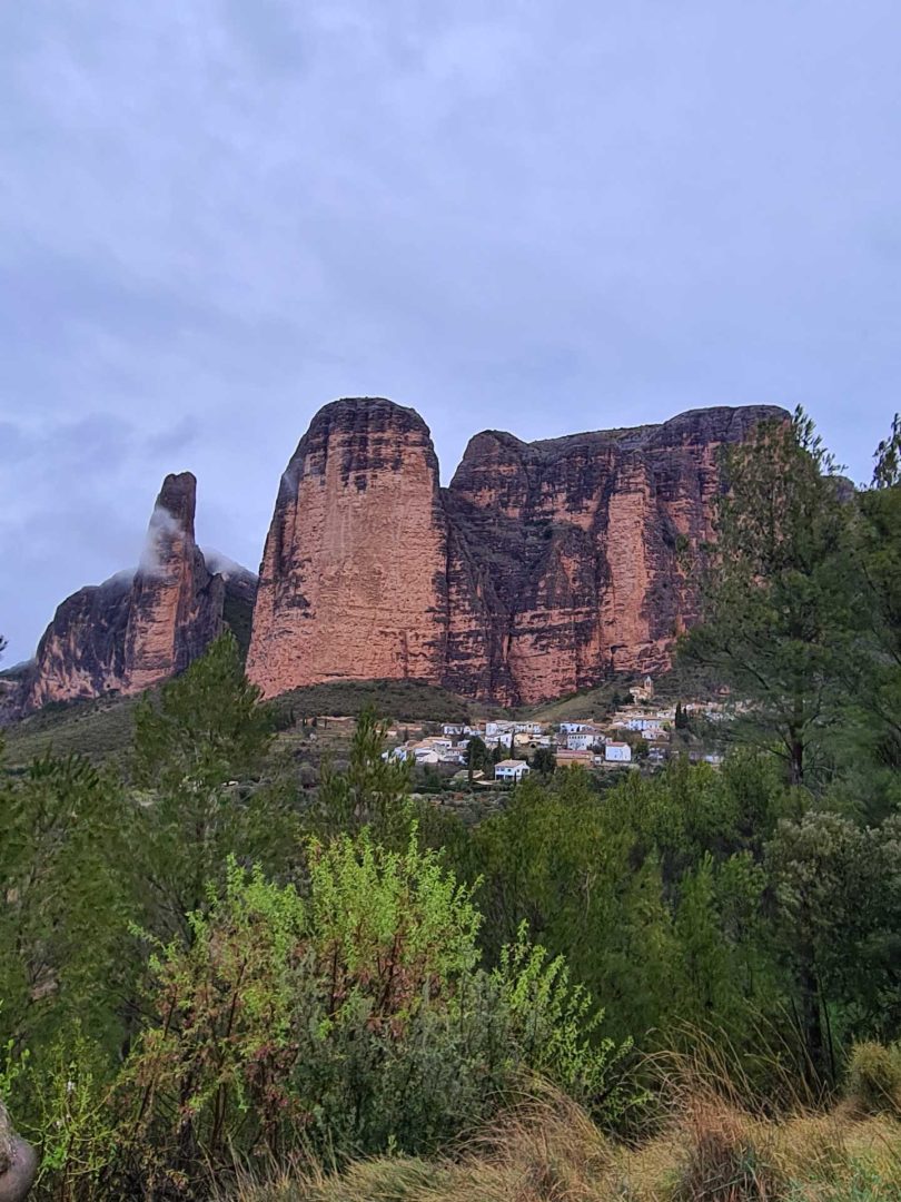 Stadt Riglos unter den markanten Felsen – Wohnmobil-Rundreise Spanien