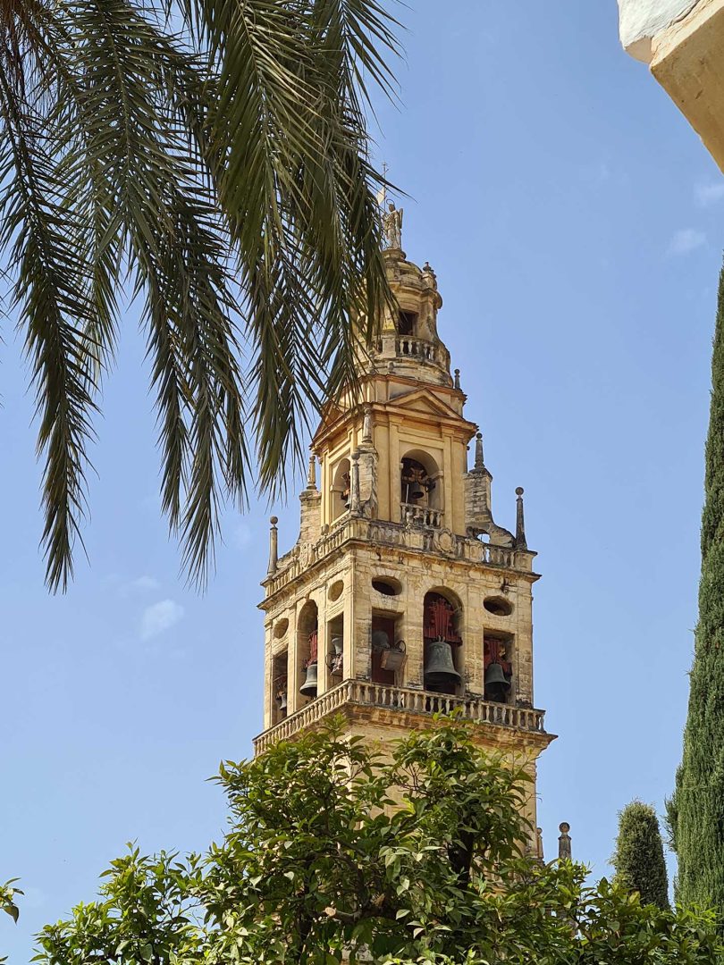 Glockenturm Torre Campanario an der Moschee-Kathedrale von Córdoba mit sichtbaren Glocken – Wohnmobil-Rundreise Spanien