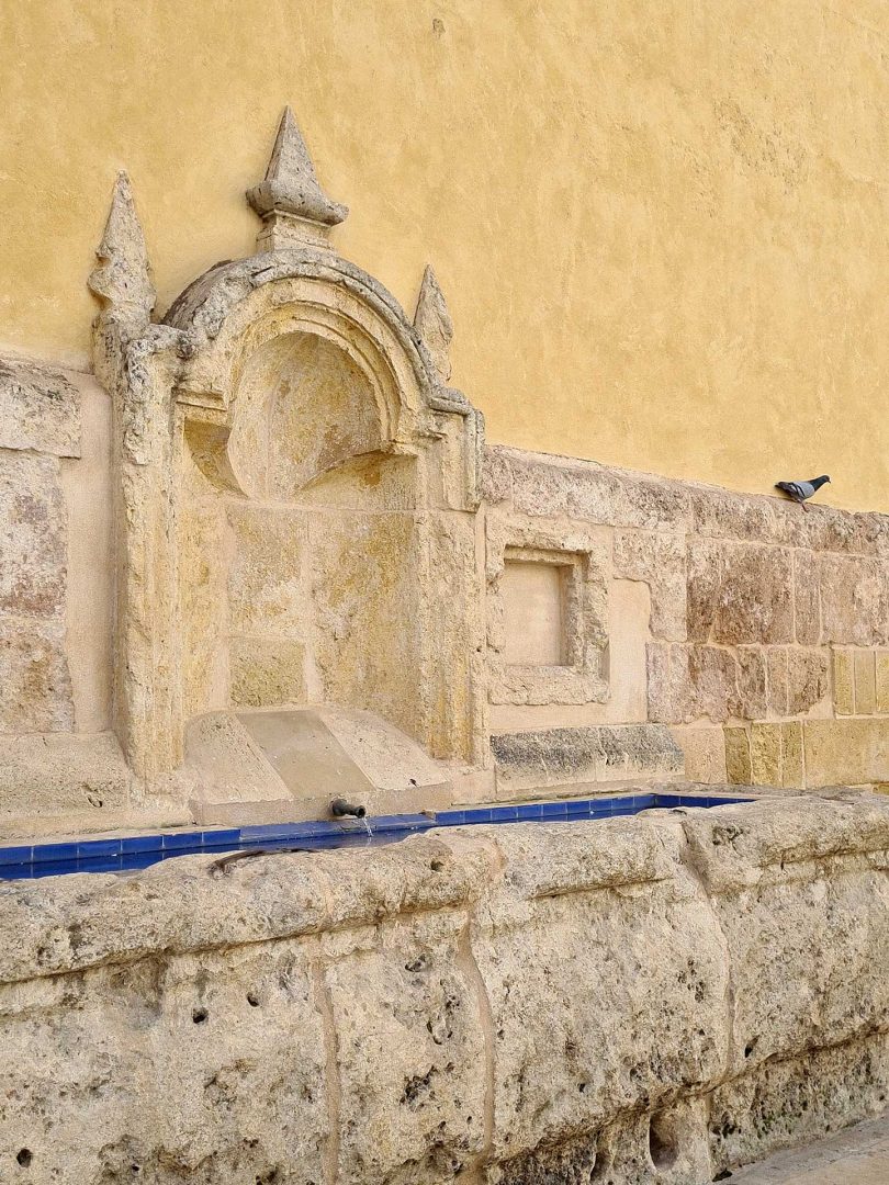 Historischer Brunnen in Córdoba im Innenhof unter Orangenbäumen – Wohnmobil-Rundreise Spanien