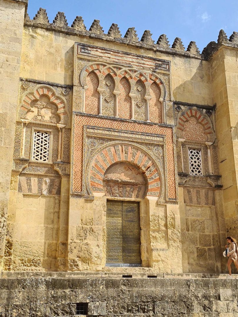 Außenansicht der Mezquita de Córdoba mit ihren typischen Bögen – Wohnmobil-Rundreise Spanien