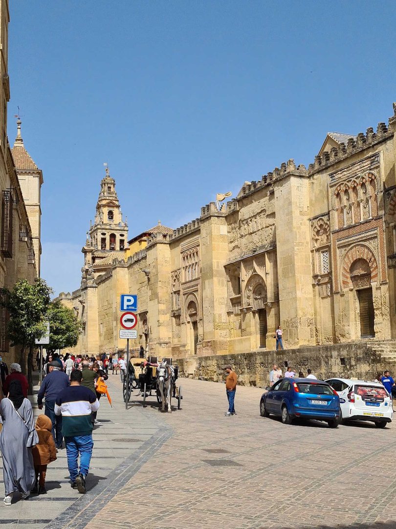 Blick auf die monumentale Fassade der Mezquita in Córdoba mit ihren markanten Bögen – Wohnmobil-Rundreise Spanien