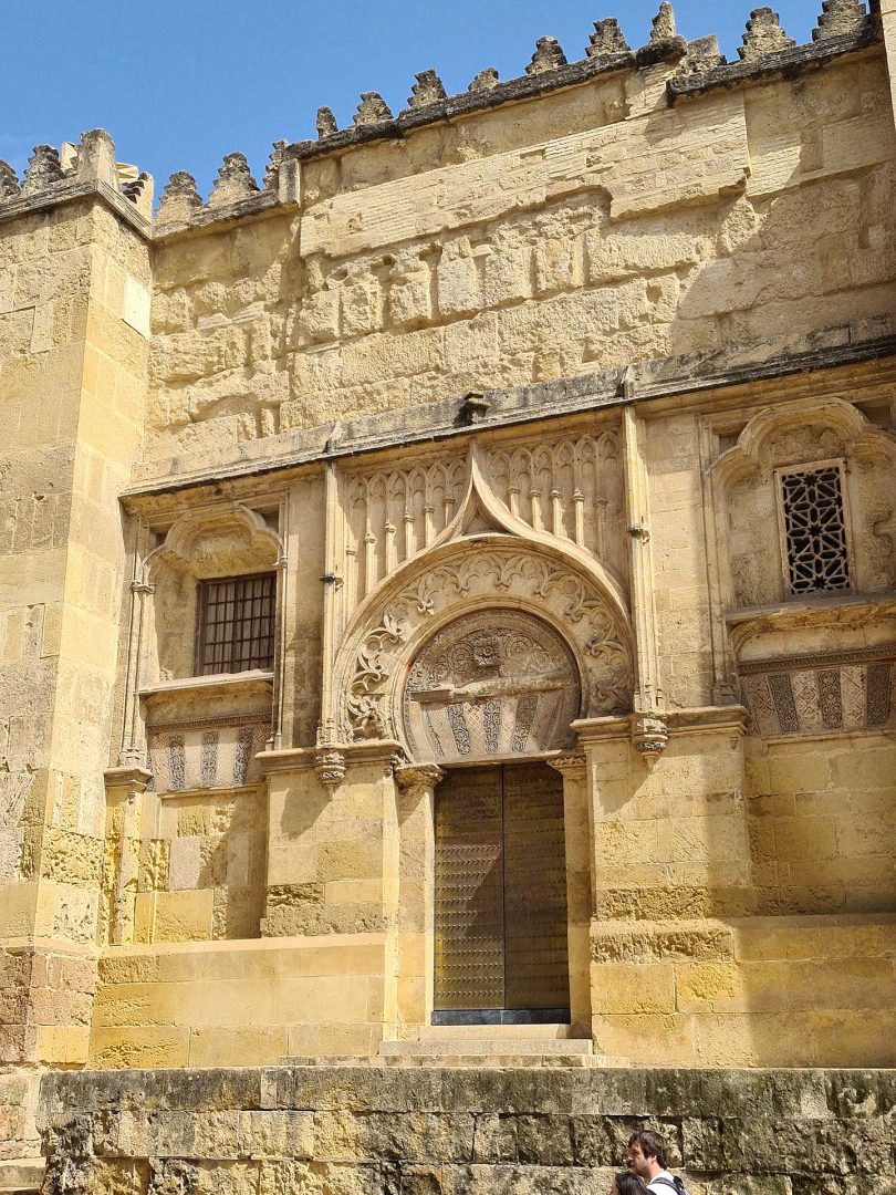 Außenansicht der Mezquita von Córdoba mit historischem Mauerwerk – Wohnmobil-Rundreise Spanien