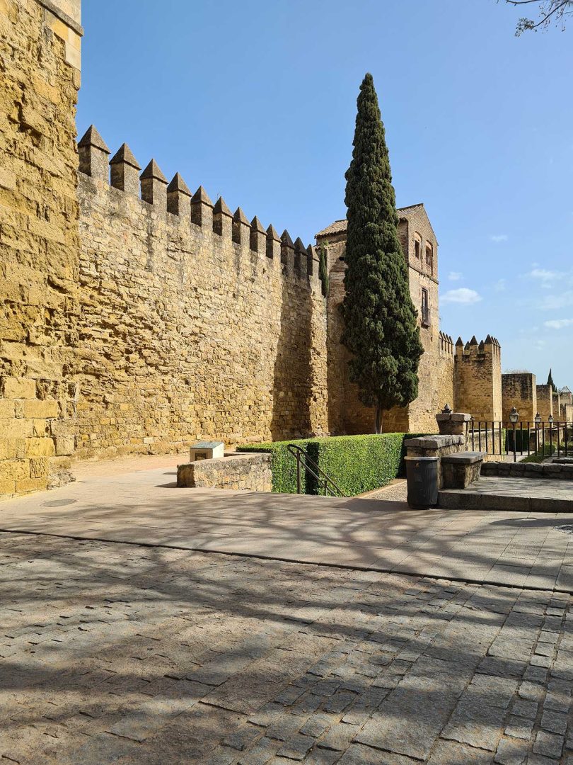 Historische Stadtmauer neben der Mezquita in Córdoba – Wohnmobil-Rundreise Spanien