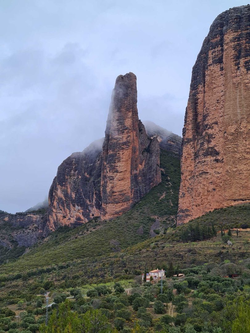 Einsames Haus vor der Felskulisse von Riglos – Wohnmobil-Rundreise Spanien