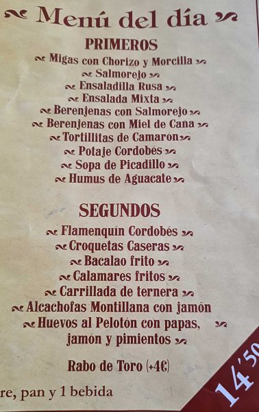 Speisekarte des Restaurante Patio de la Judería mit traditionellen Gerichten – Wohnmobil-Rundreise Spanien