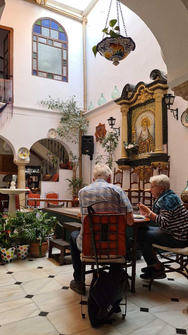 Eingang zum Restaurante Patio de la Judería mit traditioneller Dekoration – Wohnmobil-Rundreise Spanien