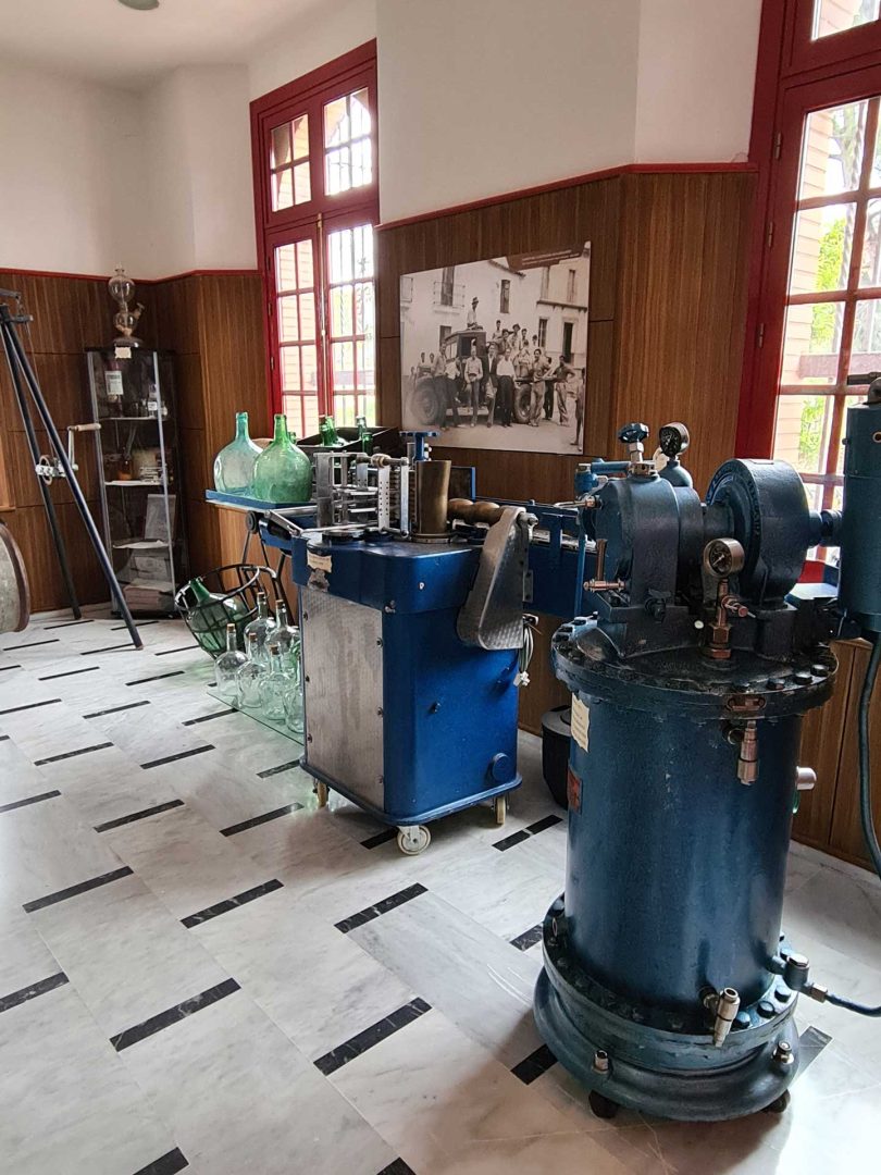 Innenraum der Ausstellung im Museum Destilería Martes Santo – Wohnmobil-Rundreise Spanien