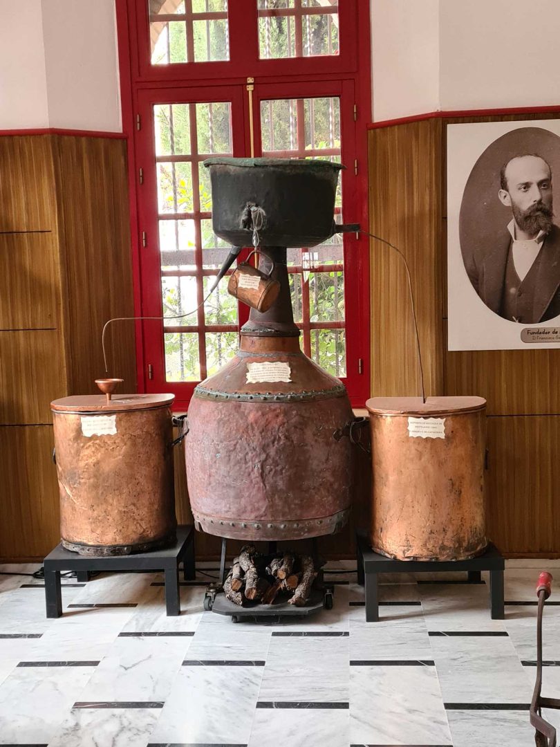 Alter Destillationsapparat im Museum Destilería Martes Santo – Wohnmobil-Rundreise Spanien