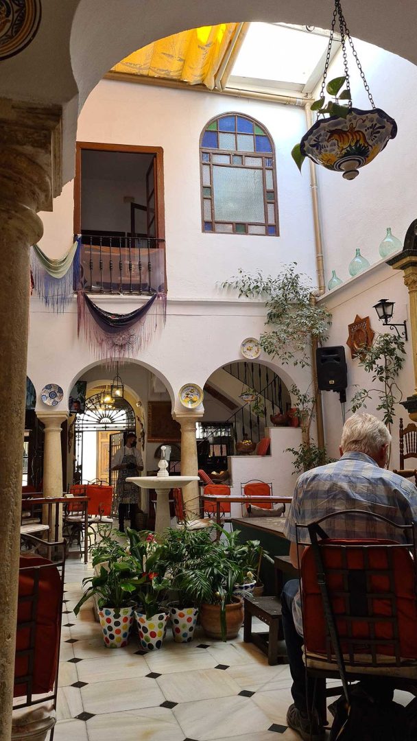 Sitzbereich im Restaurante Patio de la Judería mit stilvoller Atmosphäre – Wohnmobil-Rundreise Spanien