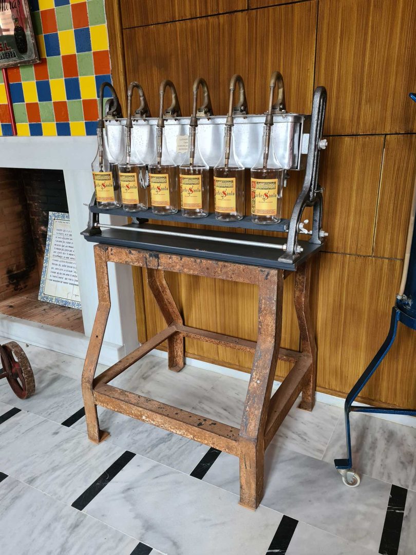 Alte Abfüllanlage im Museum Destilería Martes Santo – Wohnmobil-Rundreise Spanien
