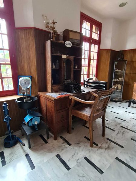 Historischer Arbeitsplatz mit alter Schreibmaschine und klassischen Utensilien – nostalgische Einblicke in die Vergangenheit der Destillerie. Wohnmobil-Rundreise Spanien