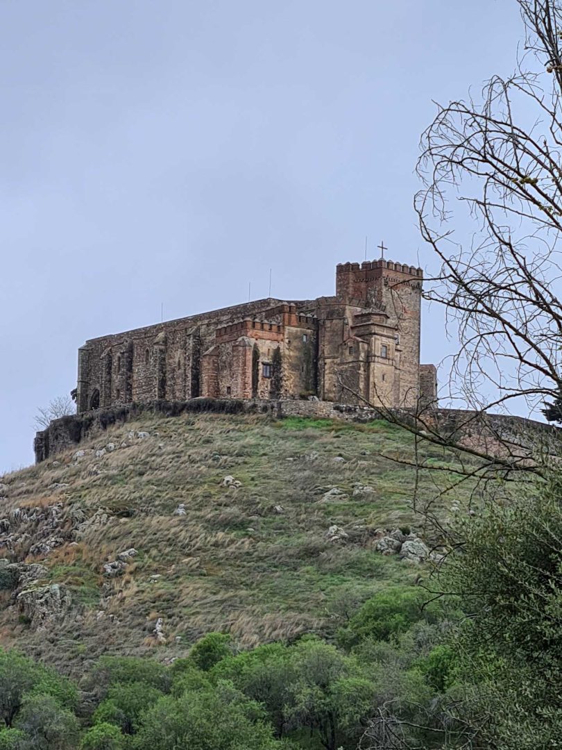 Blick auf die historische Burgfestung von Aracena auf dem Aracena-Hügel bei einer Wohnmobil-Rundreise Spanien