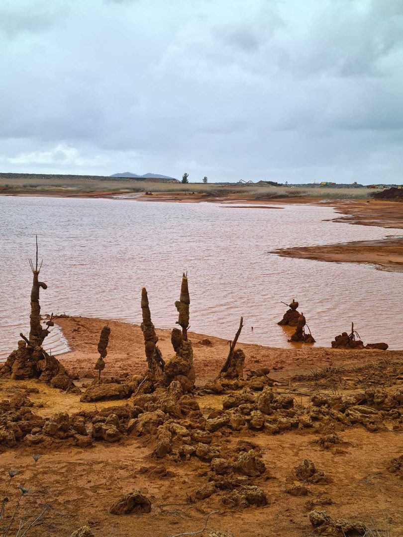 Rötlich gefärbte Landschaft und markante Felsformationen am Río Tinto in Andalusien bei einer Wohnmobil-Rundreise Spanien