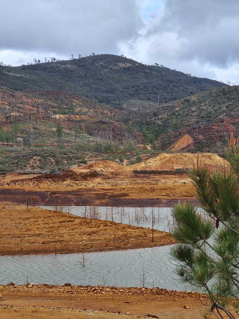 Roter See und rötlich gefärbte Landschaft am Río Tinto in Andalusien bei einer Wohnmobil-Rundreise Spanien
