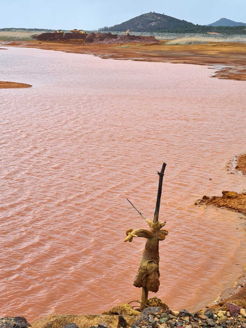 Roter See und rötlich gefärbte Landschaft am Río Tinto, geprägt von jahrtausendelangen Bergbauaktivitäten, bei einer Wohnmobil-Rundreise Spanien