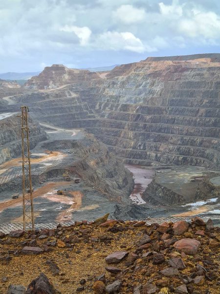 Zwölf Stufen tief in den Berg geschlagene Treppen, unten rotes, vergiftetes Wasser – Wohnmobil-Rundreise Spanien