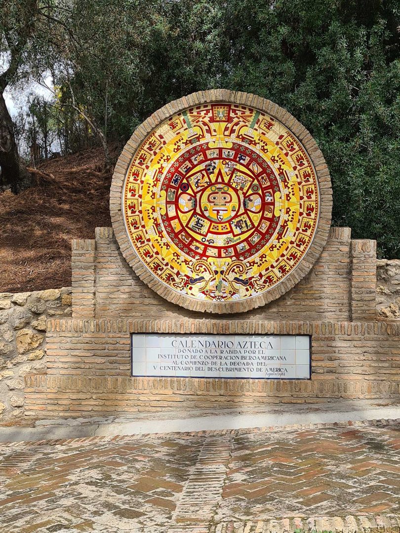 Azteken Kalender Steinrelief am Muelle de las Carabelas – Wohnmobil-Rundreise Spanien