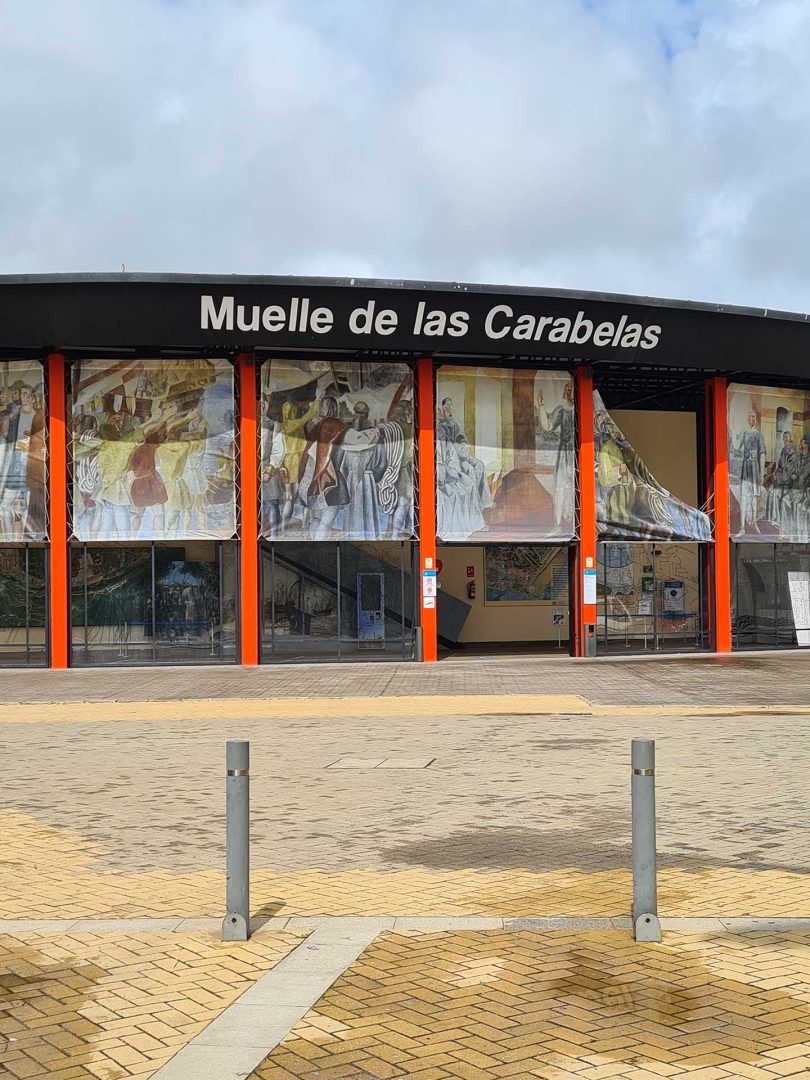 Eingang zum Muelle de las Carabelas – Wohnmobil-Rundreise Spanien