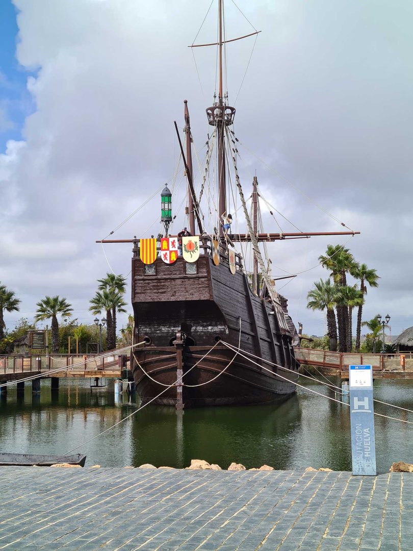 Nachbildung der Santa María, dem größten Schiff von Kolumbus, am Muelle de las Carabelas – Wohnmobil-Rundreise Spanien
