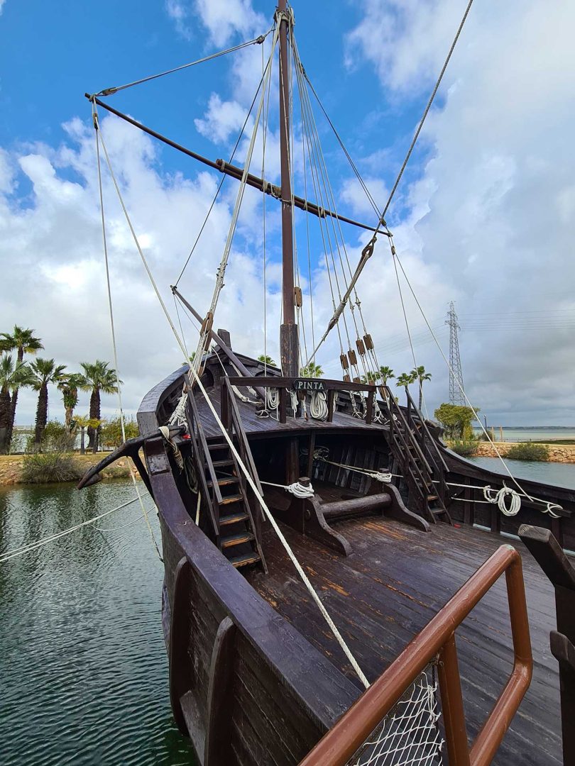 Der Bug der nachgebauten Karavelle „Pinta“ im Muelle de las Carabelas – Wohnmobil-Rundreise Spanien