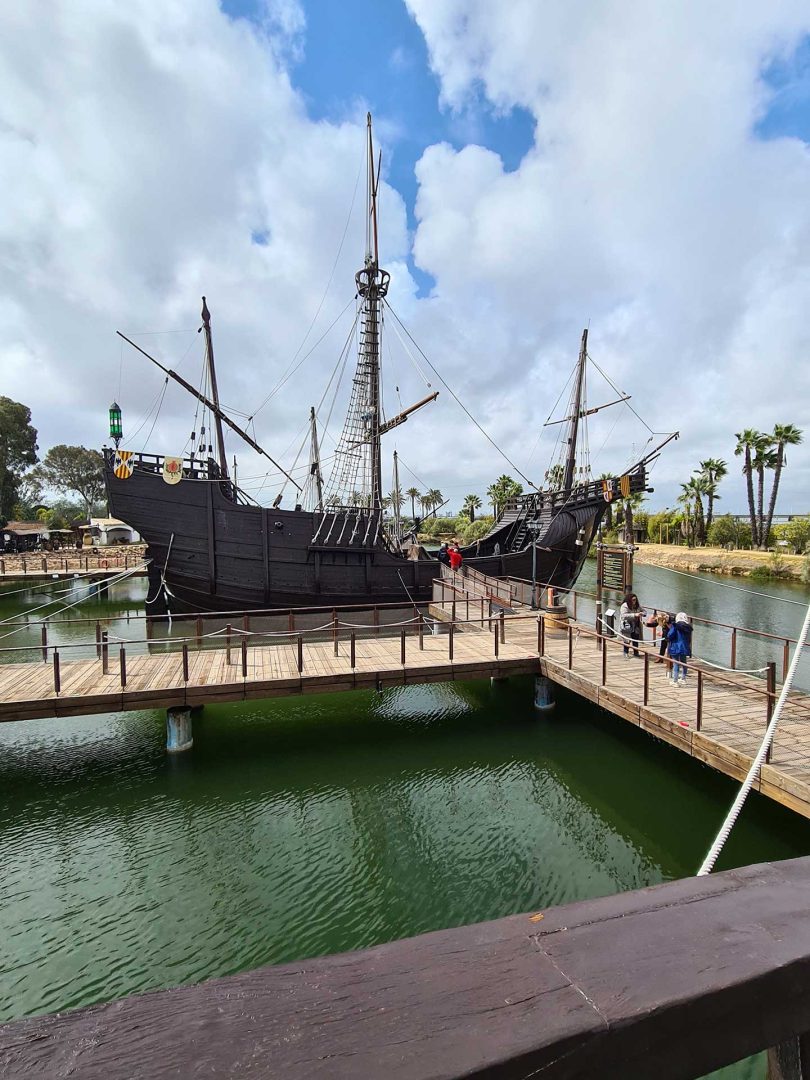 Seitenansicht eines nachgebauten Schiffs von Christoph Kolumbus im Hafen von Muelle de las Carabelas – Wohnmobil-Rundreise Spanien