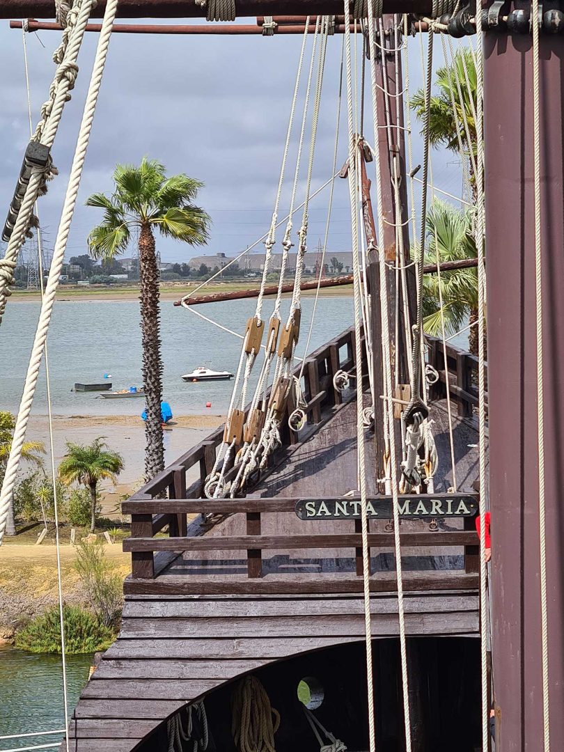 Detaillierte Ansicht der Takelage der Santa Maria, einem Nachbau von Kolumbus’ Flaggschiff – Wohnmobil-Rundreise Spanien