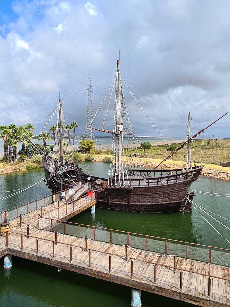 Panoramaansicht der Nachbildungen der Schiffe von Kolumbus am Muelle de las Carabelas – Wohnmobil-Rundreise Spanien