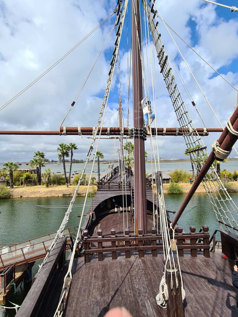 Blick auf die Takelage eines der Schiffe von Kolumbus am Muelle de las Carabelas – Wohnmobil-Rundreise Spanien