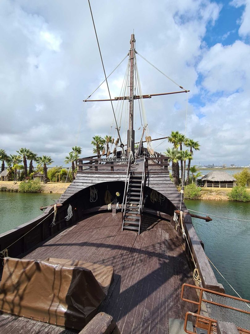 Der wuchtige Bug der Santa María, Flaggschiff von Christoph Kolumbus – Muelle de las Carabelas – Wohnmobil-Rundreise Spanien