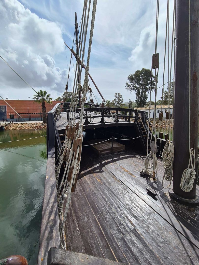 Bugansicht der Santa María im Muelle de las Carabelas – Wohnmobil-Rundreise Spanien
