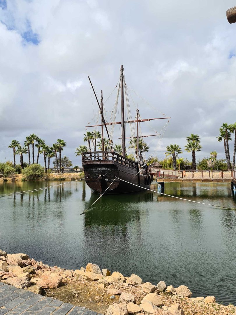 Nachbildung der Schiffe von Kolumbus am Muelle de las Carabelas – Wohnmobil-Rundreise Spanien