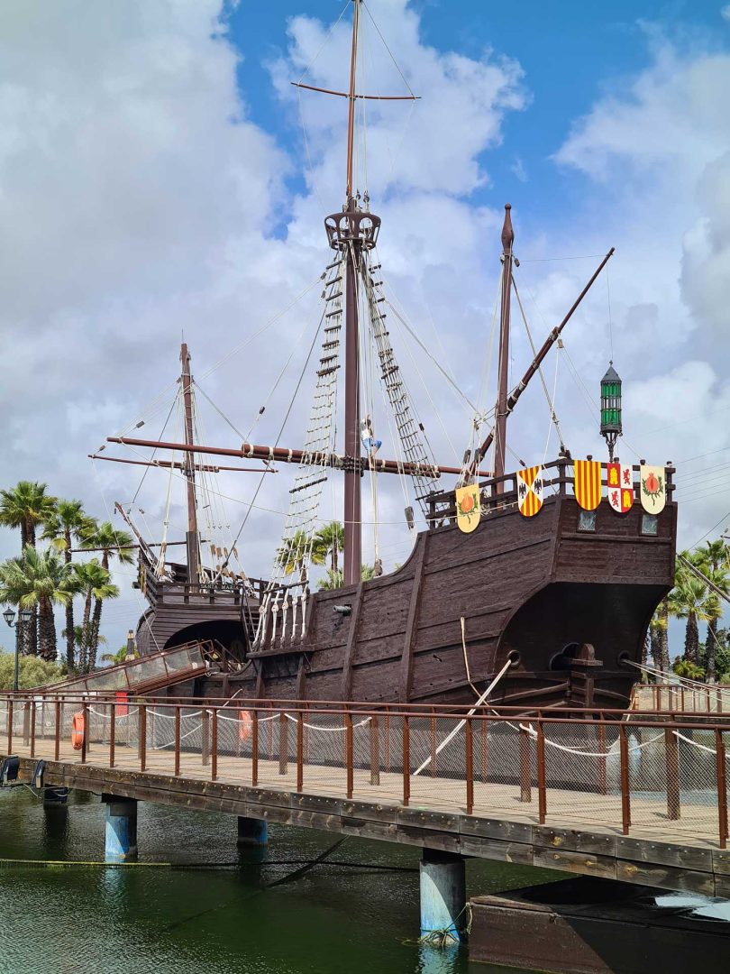 Großansicht eines historischen Kolumbus-Schiffes im Muelle de las Carabelas mit sichtbaren Masten und Takelage – Wohnmobil-Rundreise Spanien