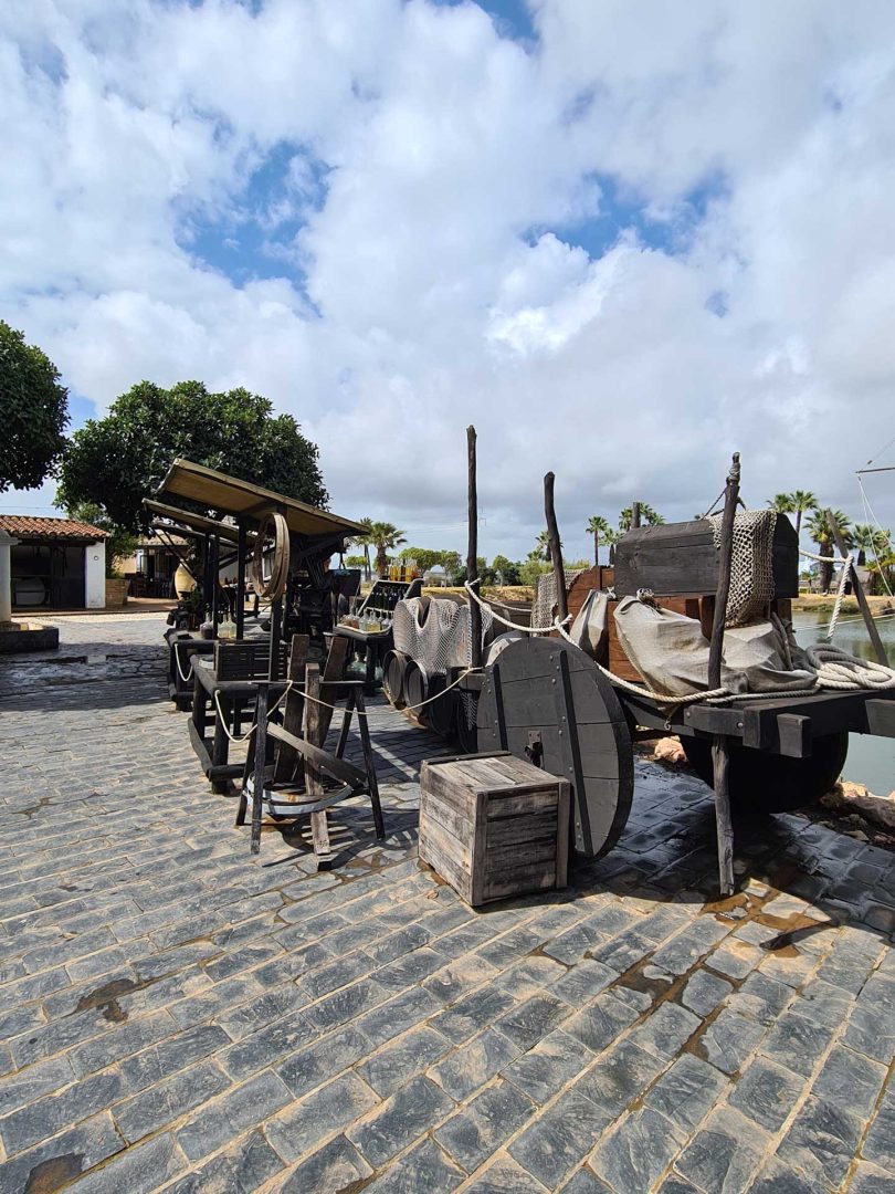 Ein historischer Wagen steht vor einem der Kolumbus-Schiffe im Muelle de las Carabelas – Wohnmobil-Rundreise Spanien