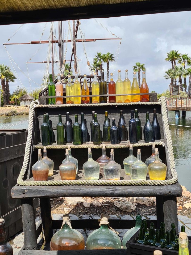 Auswahl historischer Flaschen zur Veranschaulichung der Vorräte auf Kolumbus' Reise – Muelle de las Carabelas - Wohnmobil-Rundreise Spanien