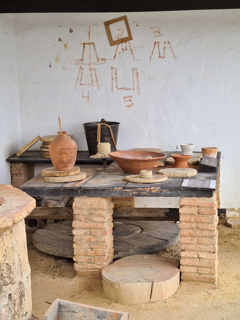 Töpfer bei der Arbeit im Kolumbus-Museum Muelle de las Carabelas – Darstellung traditioneller Handwerkskunst - Wohnmobil-Rundreise Spanien