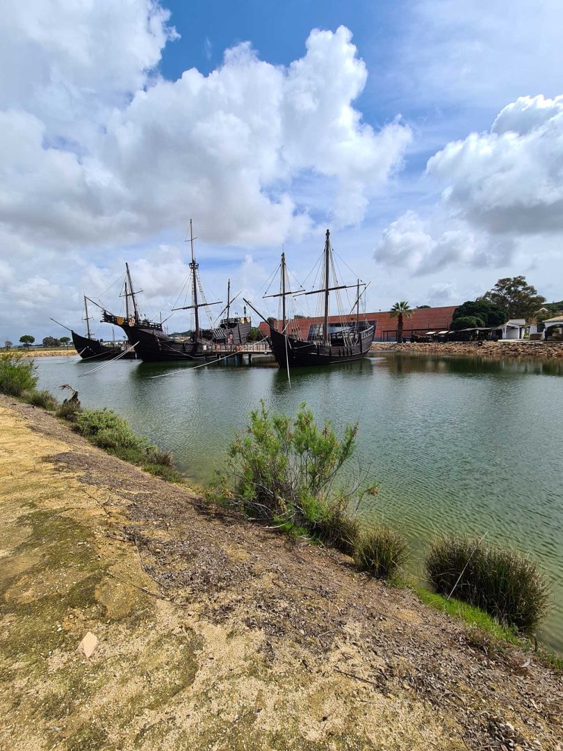 Die drei Nachbauten der Schiffe von Christoph Kolumbus – Santa María, Niña und Pinta – liegen auf einem künstlich angelegten See vor Anker – Wohnmobil-Rundreise Spanien