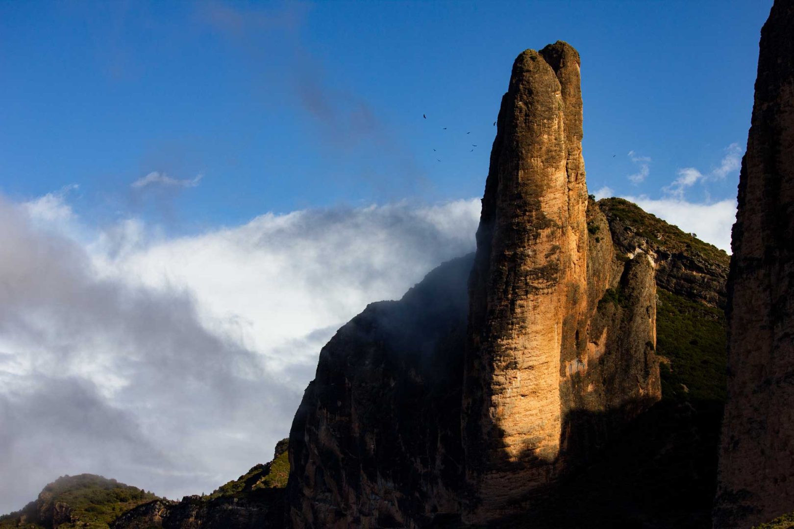 Felsennadel bei Riglos mit Wolken und Geiern – Wohnmobil-Rundreise Spanien