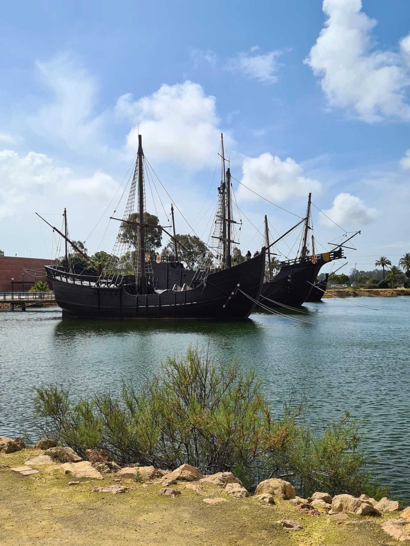 Alle drei Nachbauten der Kolumbus-Schiffe – Santa María, Niña und Pinta – liegen nebeneinander vor Anker im Muelle de las Carabelas – Wohnmobil-Rundreise Spanien