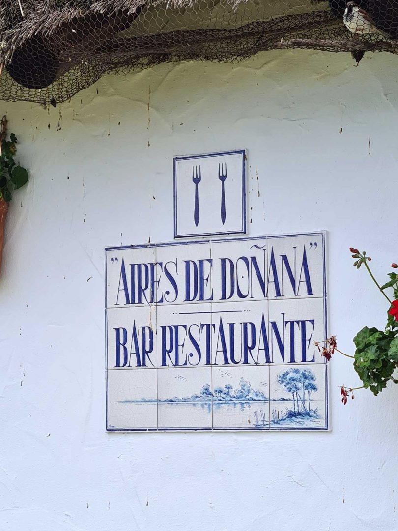 Fassade des Restaurants Aires de Doñana mit Blick auf den Eingangsbereich – Wohnmobil-Rundreise Spanien