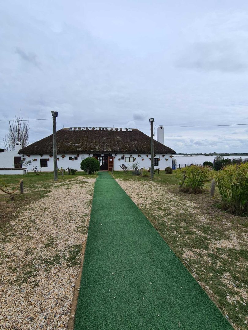Blick auf das Restaurant Aires de Doñana von der Straße aus, eingerahmt von Bäumen – Wohnmobil-Rundreise Spanien