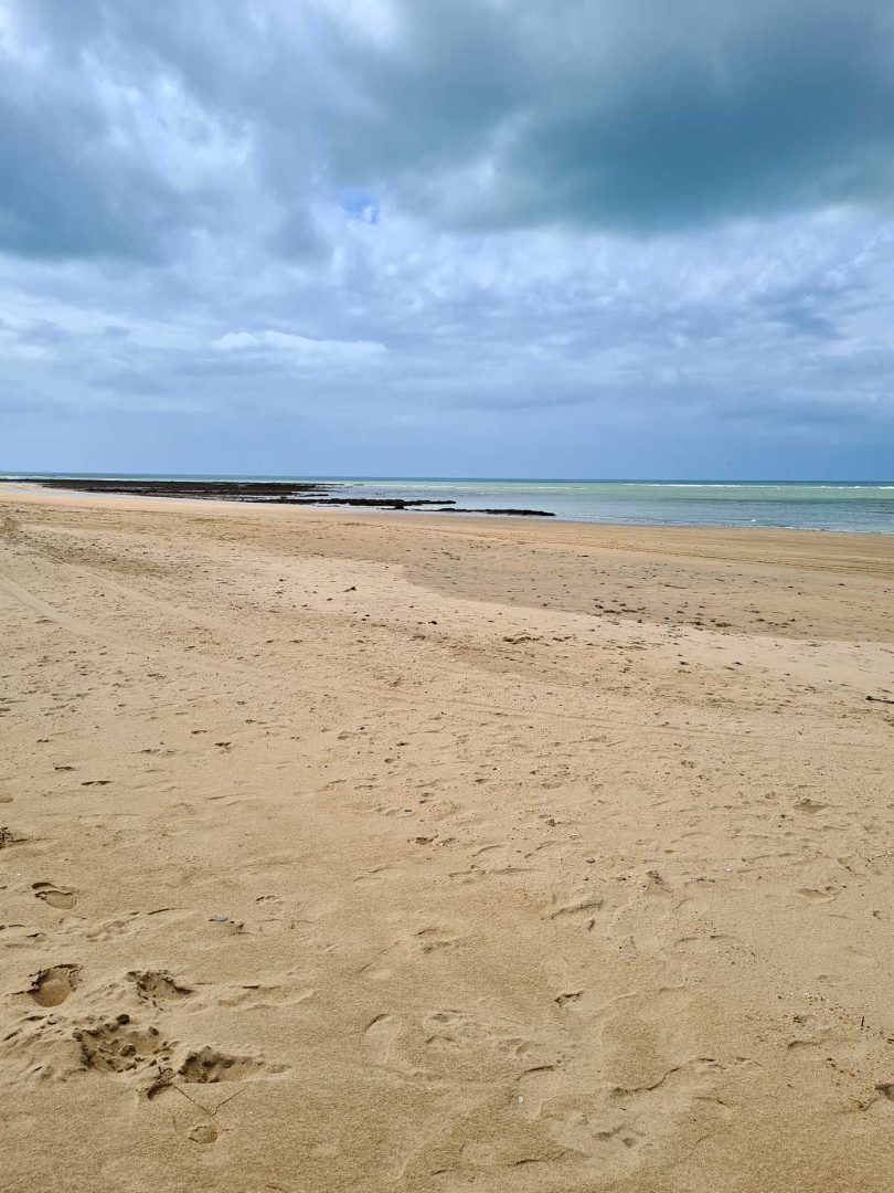 Weitläufiger Sandstrand Playa de Chipiona mit Blick auf das Meer – Wohnmobil-Rundreise Spanien