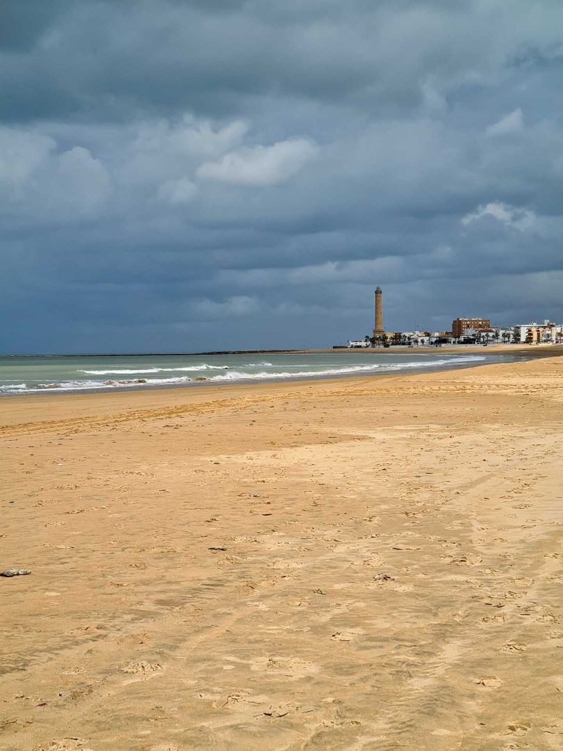Playa de Chipiona mit Blick auf den markanten Leuchtturm am Horizont – Wohnmobil-Rundreise Spanien